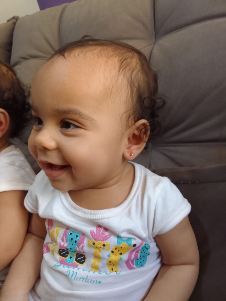 Primeiro brinco humanizado — bebê sorrindo