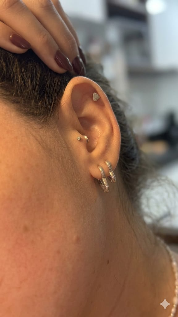 Composição de piercings na orelha