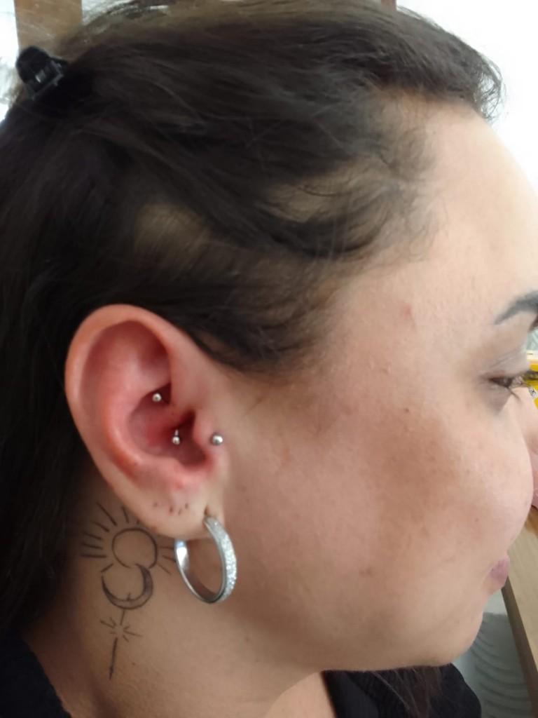Composição de piercings na orelha
